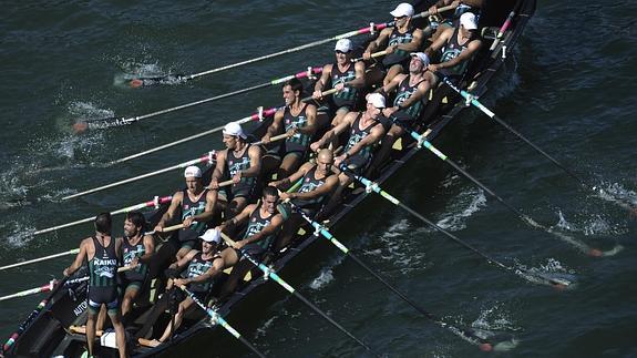 Los hombres del Kaiku, en plena regata en la ría. FERNANDO GÓMEZ
