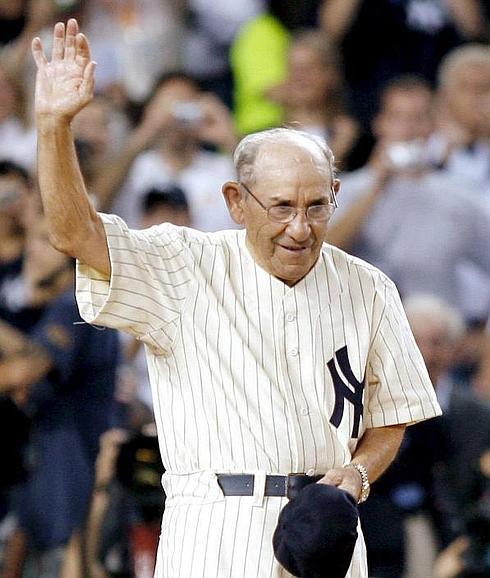 Yogi Berra saluda a la afición de los Yankees en el Bronx en 2008.