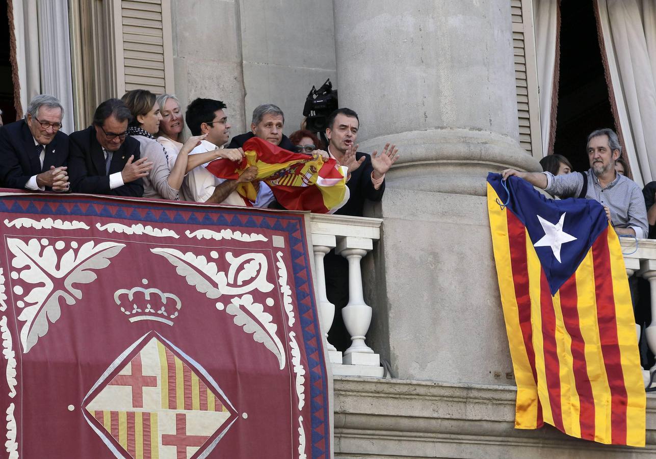 El líder de ERC en el Ayuntamiento de Barcelona, Alfred Bosch (2º derecha), y el del PPC, Alberto Fernández Díaz (3º derecha), durante el rifirrafe. 