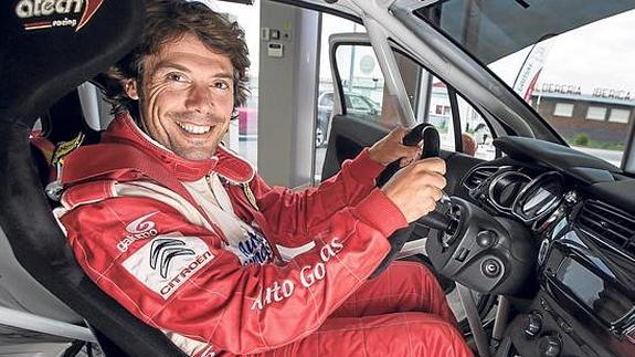 Óscar Freire, el volante del coche con el que debutará hoy en el mundo de los rallies.