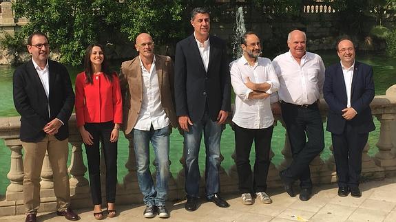Ramón Espadaler (Unió), Inés Arrimadas (Ciudadanos), Raül Romeva (Junts pel sí), Xavier García Albiol (PP), Antonio Baños (CUP), Lluís Rabell (Catalunya sí es pot) y Miquel Iceta (PSC) en el parque de la Ciudadela. 