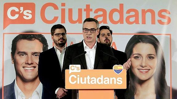 El jefe de campaña de Ciudadanos, José Manuel Villegas (centro) comparece en la sede electoral del partido. 