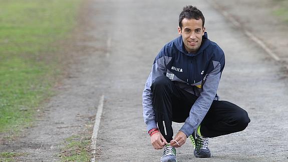 El deportista vitoriano no estaba en los tiempos de paso del kilómetro 30. 