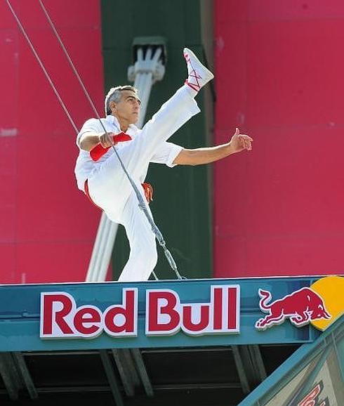 Alberto Dueñas, en lo alto del trampolín.
