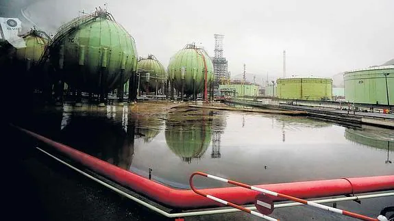Vista de la refinería de Petronor desde los depósitos de la compañía.