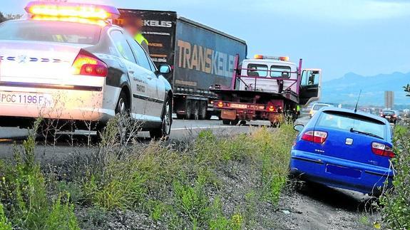 Vehículo que se salió de la vía debido a la conducción temeraria del hombre detenido.