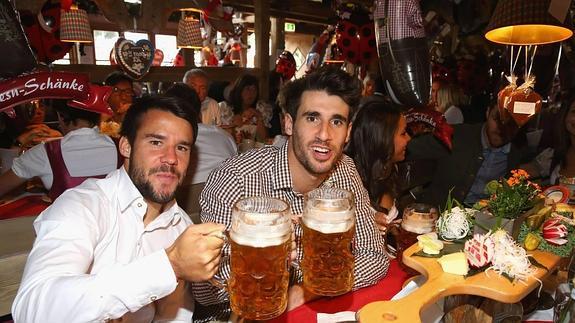 Javi Martínez junto a Juan Bernat, disfrutando de la Oktoberfest.