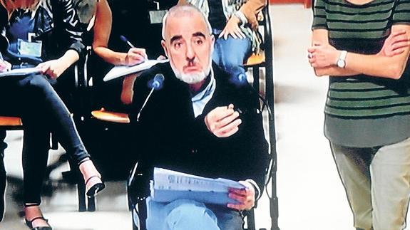 El padre de Asunta, el periodista Alfonso Basterra, respondiendo ayer a las preguntas del fiscal.