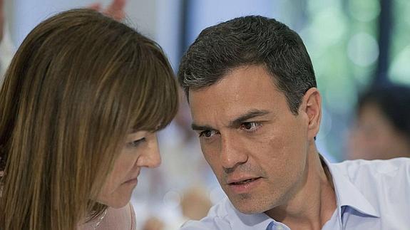 Pedro Sánchez charla con la secretaria general de los socialistas vascos, Idoia Mendia.