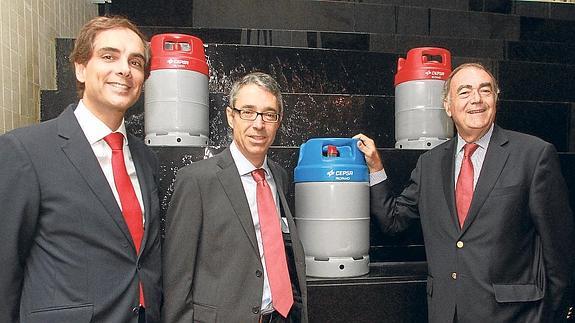 Felipe Henriques, Álvaro Díaz Bild e Íñigo Díaz de Espada posan con las botellas de Cepsa.