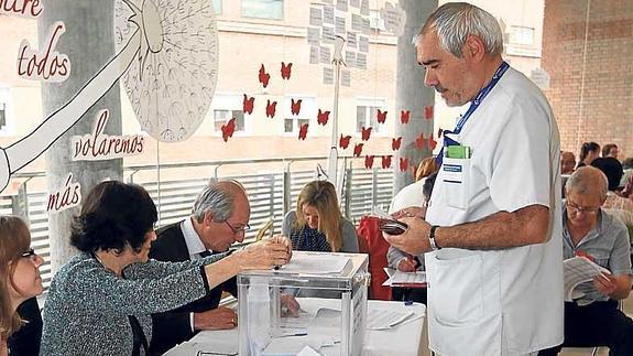 Un trabajador de Osakidetza vota en las elecciones sindicales.