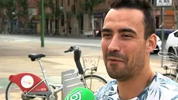 Adrián Manuel Moreno es entrevistado junto a una bicicleta como la que robó. 