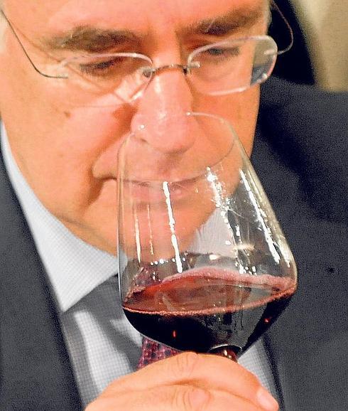 El presidente de La Rioja, José Ignacio ceniceros, en una cata.