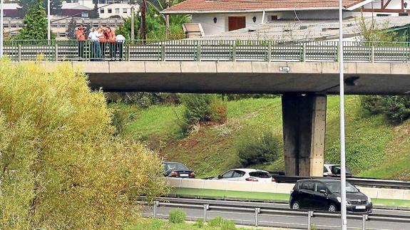 Los agentes de la Unidad de Tráfico realizaron pruebas ayer en un viaducto sobre La Avanzada.