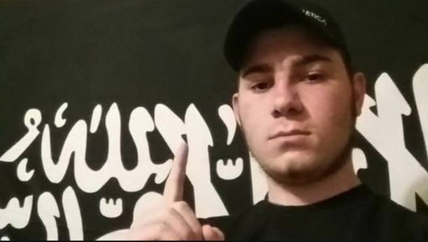 El joven australiano Sevdet Besim, de 18 años,quien había sido captado por el adolescente británico para decapitar a un policía en Melbourne.