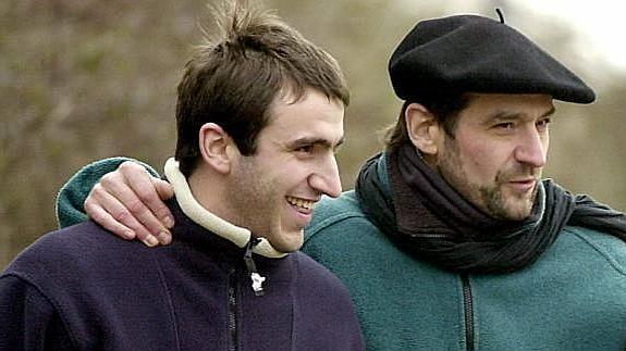 Egoitz Urrutikoetxea junto a su padre, 'Josu Ternera'.