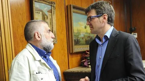 El alcalde Gorka Urtaran y Peio López de Munain (PSE), en el Ayuntamiento vitoriano. 