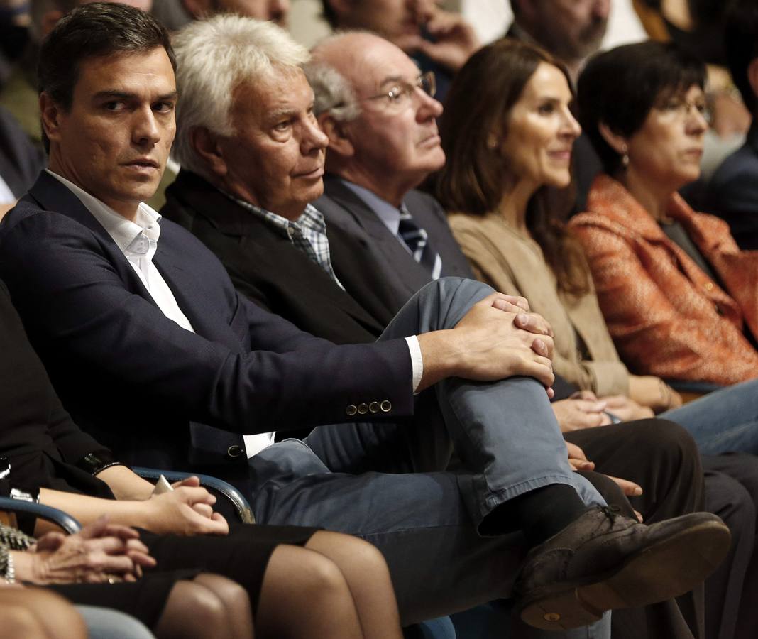 Pedro Sánchez, Felipe González y José Antonio Ardanza, en el homenaje a Benegas celebrado hoy en San Sebastián.