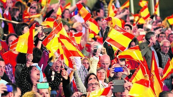 El público que abarrotó ayer el estadio de Las Gaunas era muy familiar y no paró de cantar, aplaudir y vitorear al equipo por la victoria.