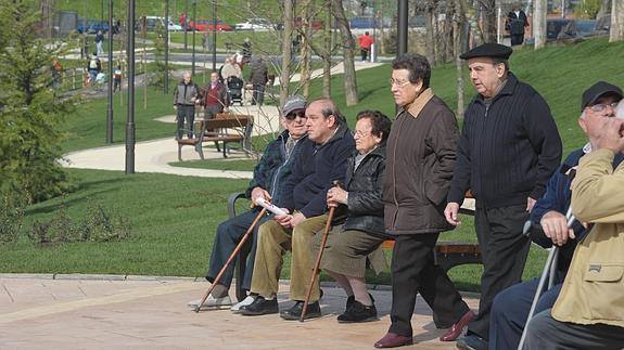 Varias personas mayores en un parque.