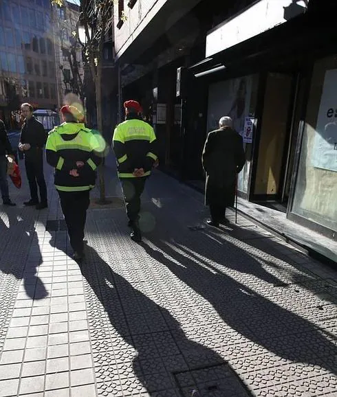 Policías muncipales por las calles de Bilbao.