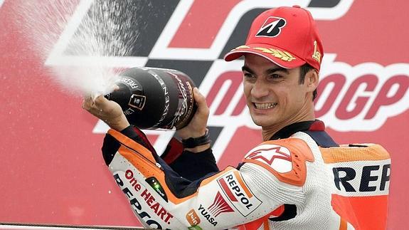 Dani Pedrosa Japoniako garaipena ospatzen.