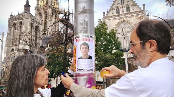 Los padres de Hodei Egiluz, colocando un cartel el año pasado en Amberes.