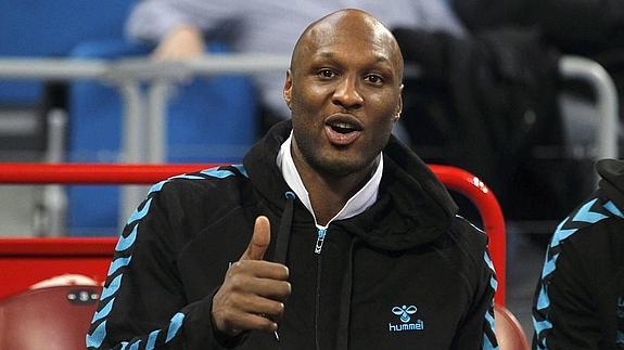 Lamar Odom, en el banquillo del Buesa Arena