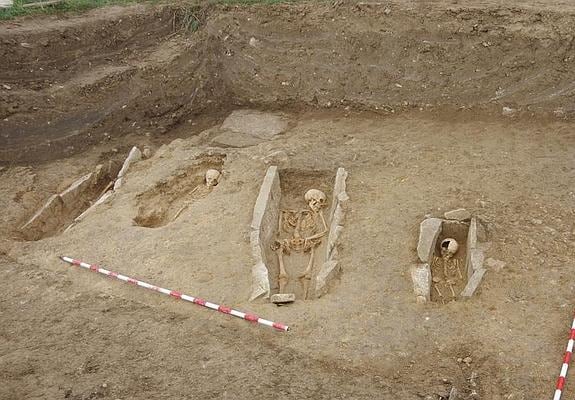 Tumbas antropomorfas halladas en el cementerio medieval de Arganzón. 