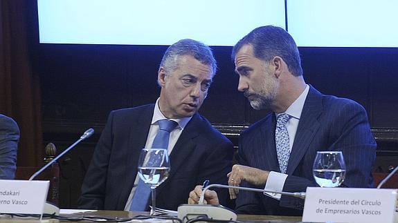 El lehendakari y el Rey conversan en un acto en Bilbao el pasado mes de julio. 