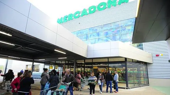 Clientes acuden al primer supermercado de Mercadona en Bizkaia. 
