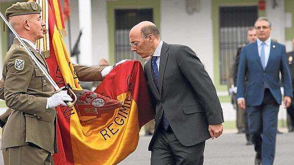 Jura. El delegado del Gobierno, Carlos Urquijo, fue ayer una de las 187 personas que juraron bandera en el acuartelamiento de Loiola en San Sebastián dentro de los actos de conmemoración del 480 aniversario del regimiento de infantería Tercio Viejo de Sicilia número 67, uno de los más antiguos de España.