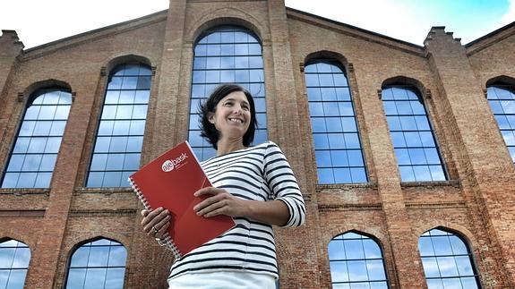 Sanz posa delante del edificio de la Azucarera, sede de Ajebask y del semillero de empresas donde su ubican nueve compañías.