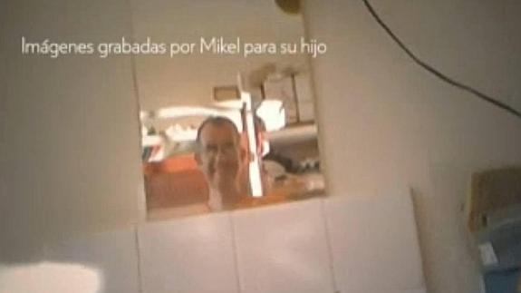 Escena del documental en la que el ex jefe de la cúpula de ETA Mikel Albisu se graba en el interior de la cárcel francesa donde cumple condena.