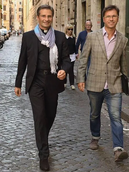 El sacerdote polaco Krysztof Charamsa pasea con su compañero Eduard Planas por las calles de Roma.