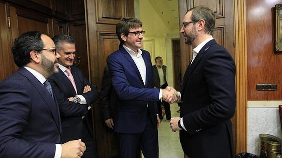 Gorka Urtaran y Javier Maroto se saludan antes de proceder a la firma del acuerdo. 