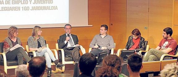 De izquierda a derecha, Cristina González, Soledad Cavic, Ángel Toña, Rubén Darío, Nerea Melgosa y Liher Calleja, durante la mesa redonda.