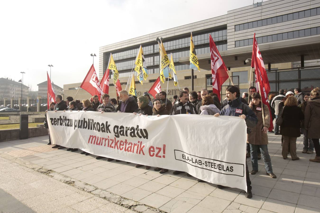 Protesta de funcionarios ante la sede del Gobierno vasco en Lakua para exigir el fin de los recortes en el sector público.