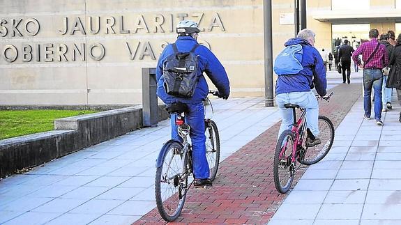 Funcionarios entran en las instalaciones del Gobierno vasco en el barrio vitoriano de Lakua.
