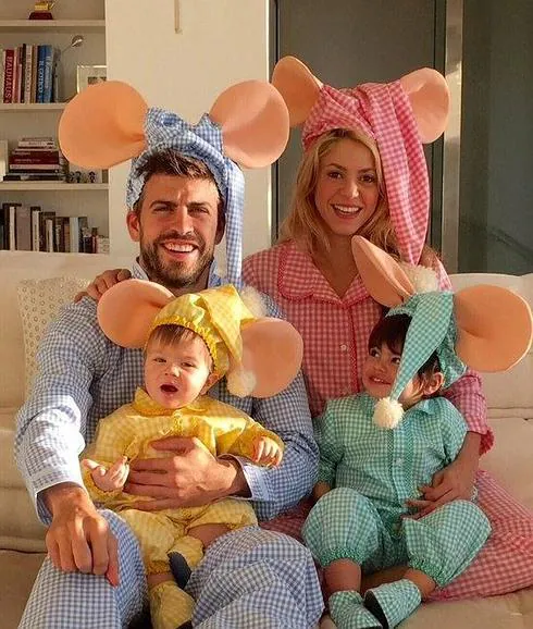 Piqué, Shakira y sus hijos, Shasa y Milan, disfrazados del Topo Gigio. 