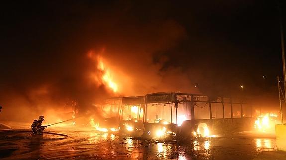 Los bomberos tratan de sofocar las llamas.