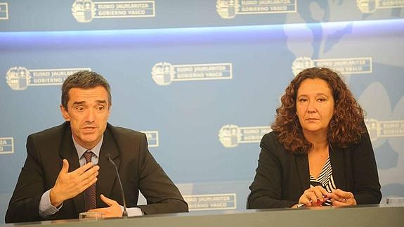 La directora de Víctimas y Derechos Humanos, Mónica Hernando, junto con Jonan Fernández.