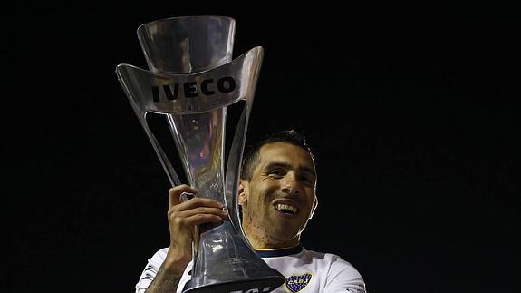 Carlos Tevez levanta la copa de Liga tras su victoria ante Tigre.