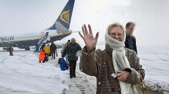 Un vuelo de Ryanair llega a Foronda en pleno temporal de nieve. 