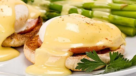 Salsa holandesa con 'huevos Benedict'.