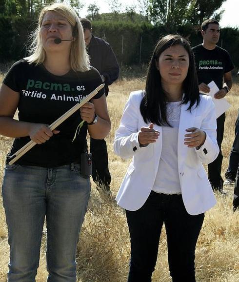 Laura Duarte (a la derecha) durante una concentración de protesta por la celebración del Toro de la Vega, junto a otra activista.