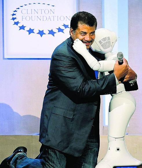 El astrofísico Neil deGrasse Tyson abraza al robot ‘Pepper’.