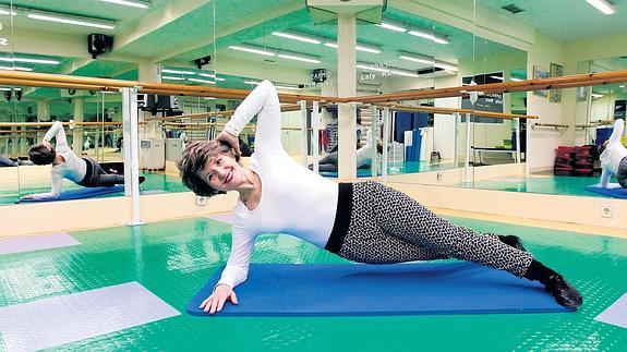 Laly Ruiz en el gimnasio que regenta en el barrio de Salamanca de Madrid. Su pasión por el ejercicio le ha llevado a escribir cuatro libros. 