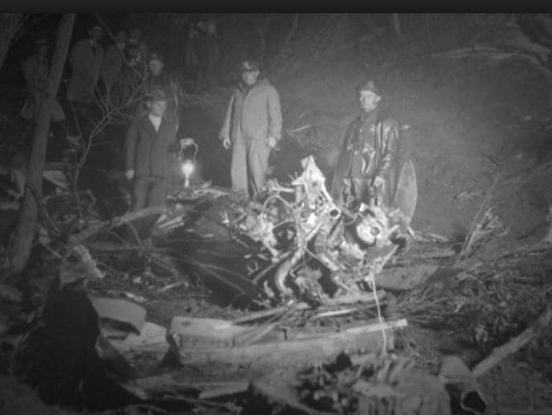 Imagen de archivo de los agentes que acudieron a examinar los restos del avión derribado en el primer atentado aéreo de la historia, registrado en Estados Unidos en 1933.