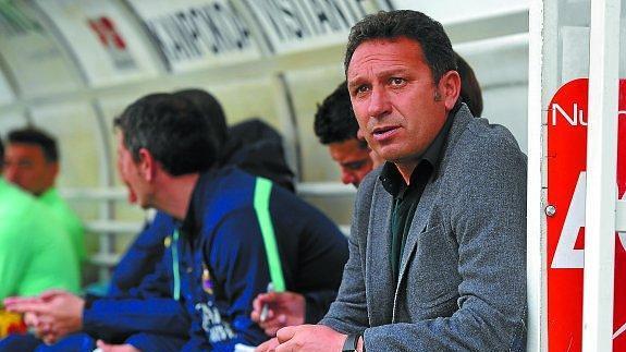 Eusebio Sacristán, en el banquillo de Ipurua con el Barcelona B en 2014.